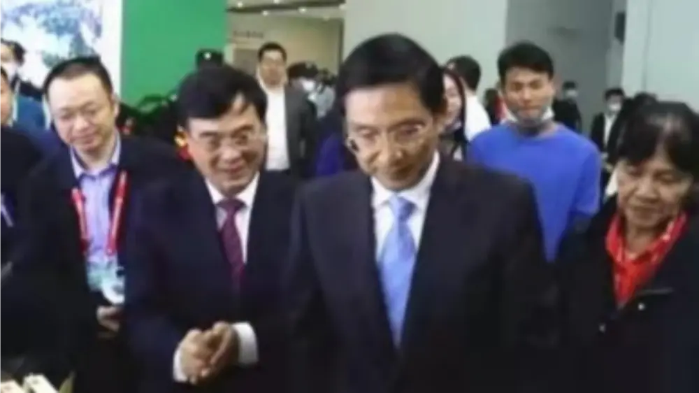 Viceguvernatorul guvernului popular al provinciei Jiangxi ne vizitează standul la Expoziţia forestieră provincială