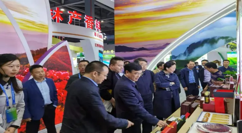 Liderii Administrației Naționale pentru Silvicultură și Pășuni și Biroul Provincial de Silvicultură din Jiangxi ne inspectează standul la Expoziția Provincială a Silviculturii